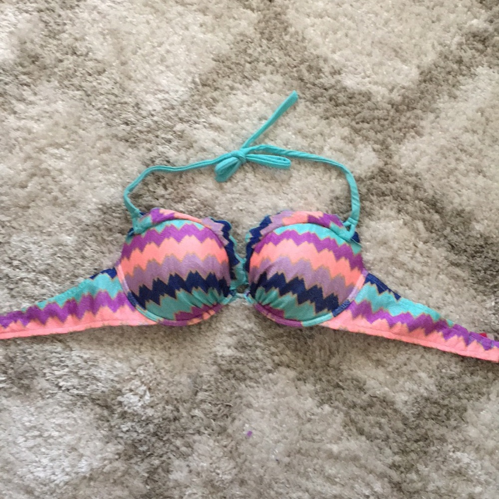 Victoria’s Secret bombshell bikini