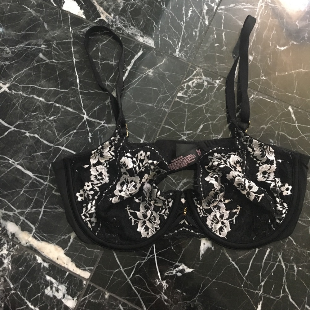 Victoria’s Secret Black & white lace bra