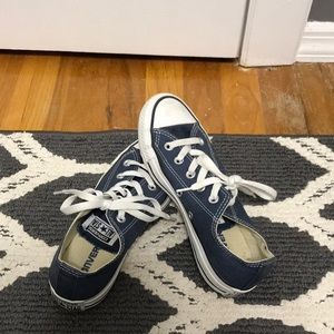 Blue low top converse