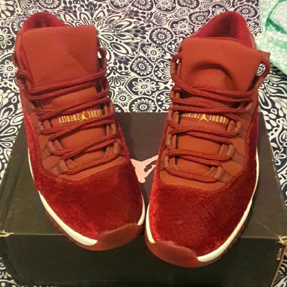 Size 7 men Velvet  Nike Jordan /Jacket is included main image 4