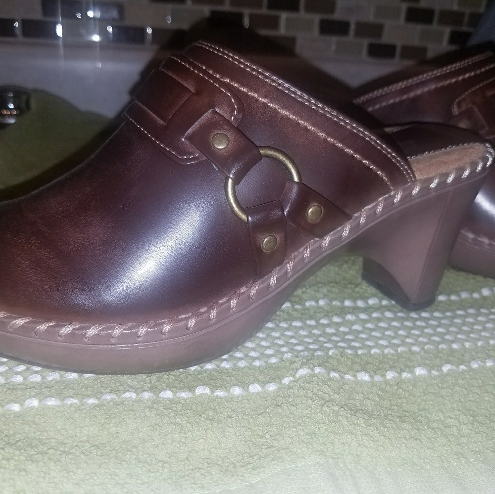 Natural reflections half boot clogs