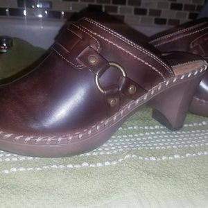 Natural reflections half boot clogs