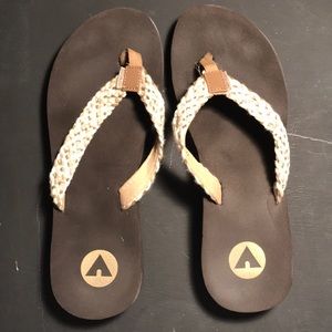 Airwalk size 7 brown and gold flip flops