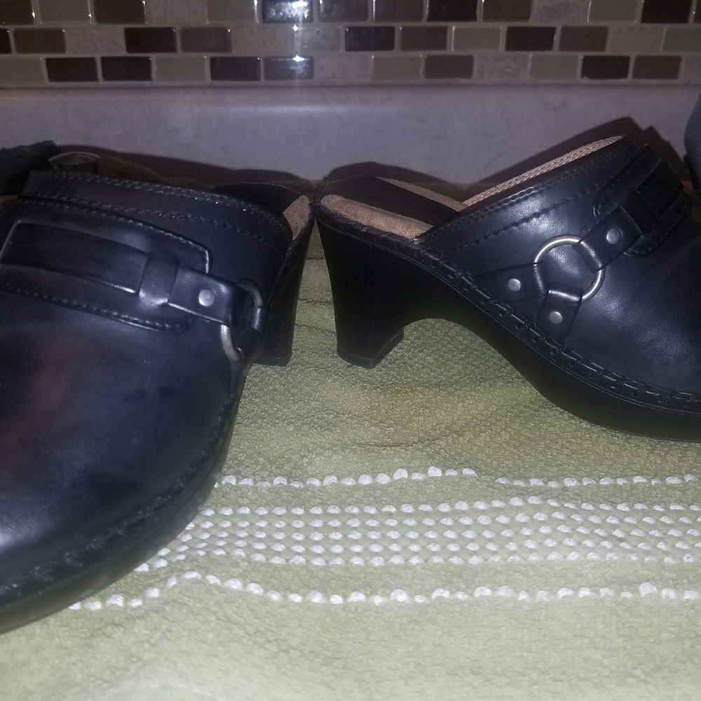 Natural reflections half boot clog