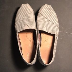 Grey striped size 7.5 Toms