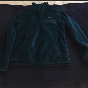 Patagonia Re-Tool pull over in dark green.