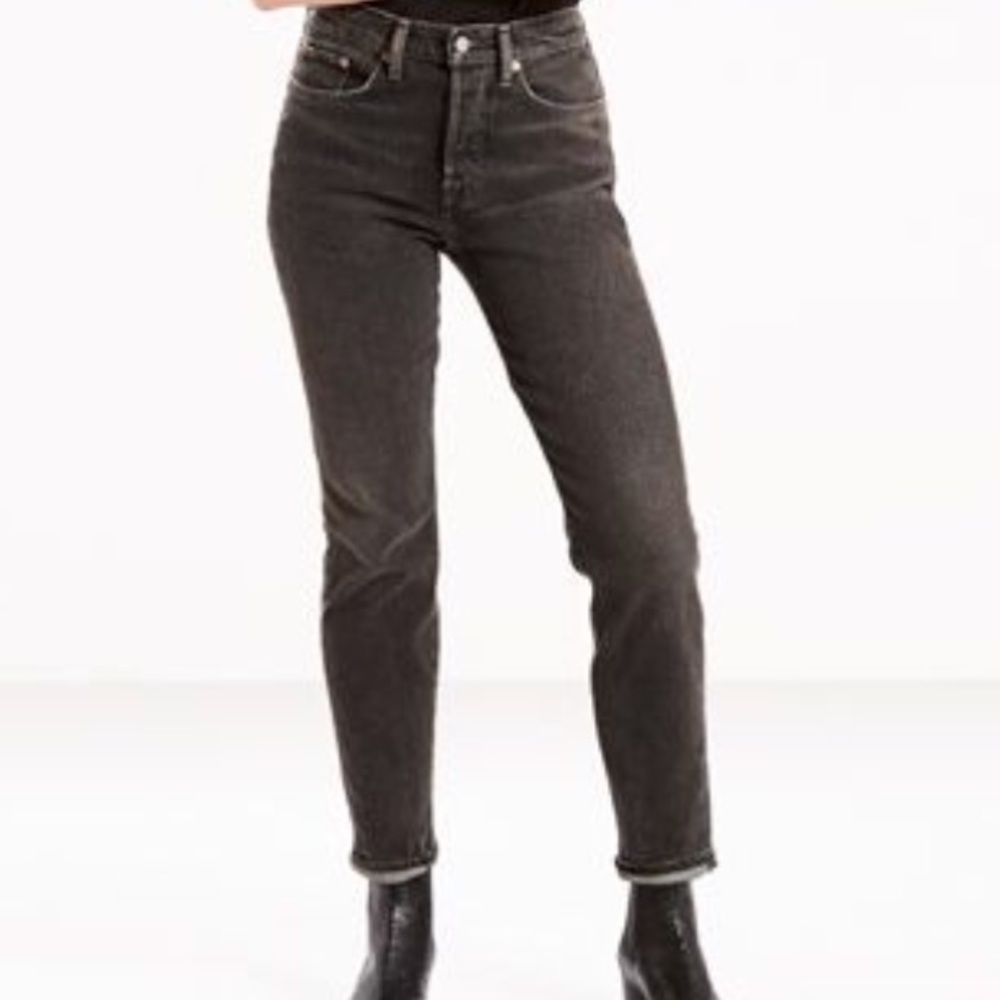 Grey Levi's boyfriend jeans