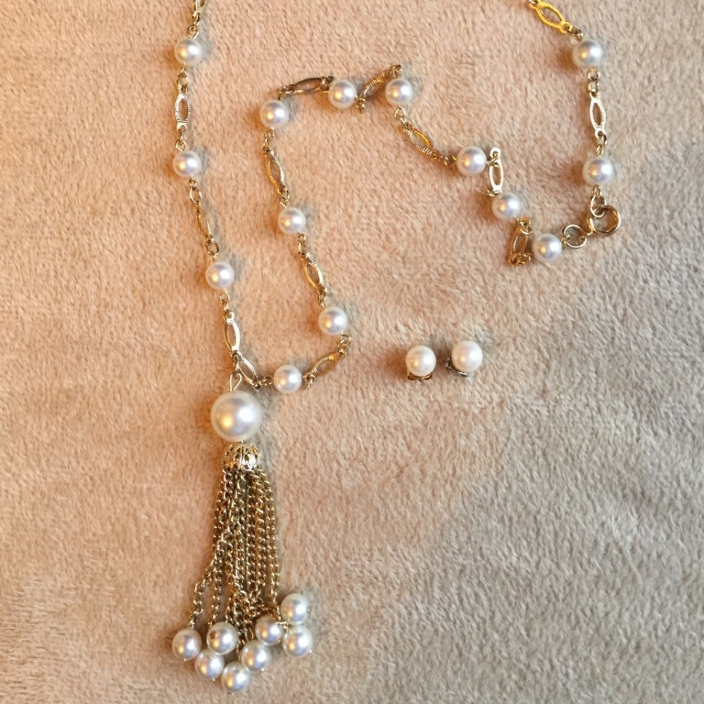 GOLD TONE PEARLED NECKLACE with EARRINGS