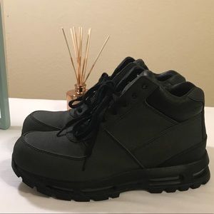 Men’s Like New Nike Boots.
