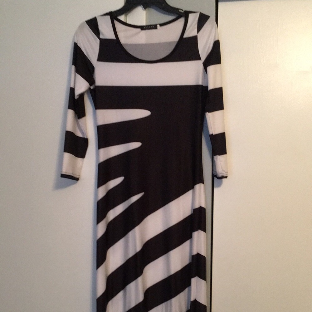White & black quarter sleeve dress