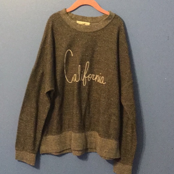 A gray sweater - Picture 1 of 3