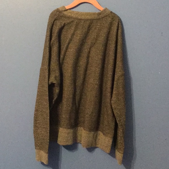 A gray sweater - Picture 2 of 3