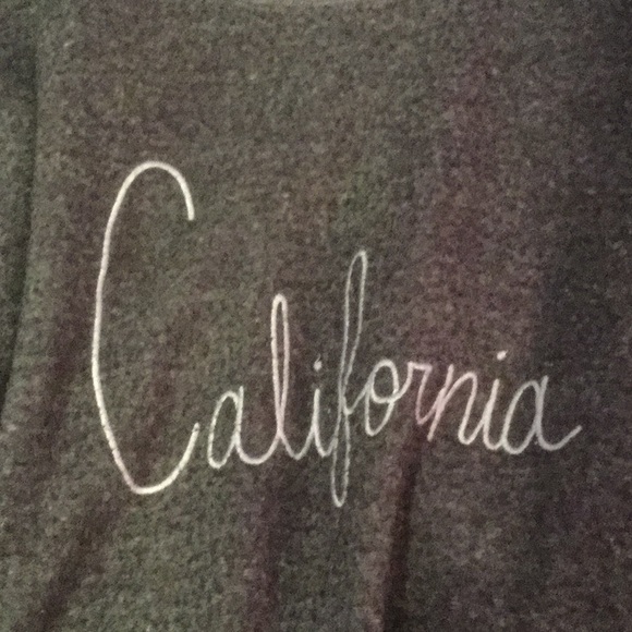 A gray sweater - Picture 3 of 3