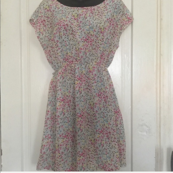 Beautiful Backless Floral Sundress - Picture 2 of 6