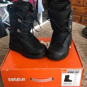 BLACK THIRTYTWO WOMANS SNOWBOARDING BOOTS Size 7