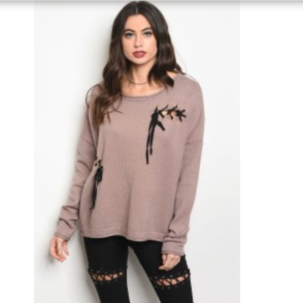 ❄️Modern Laces Sweater🌟 - Picture 2 of 3