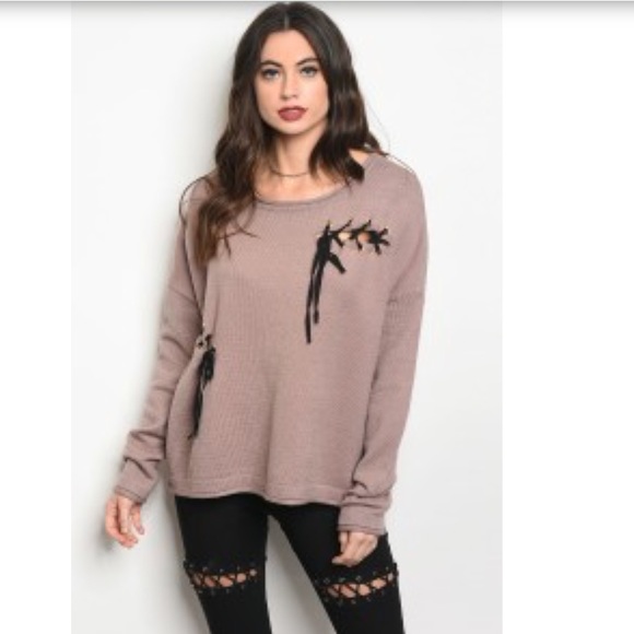 ❄️Modern Laces Sweater🌟 - Picture 2 of 3