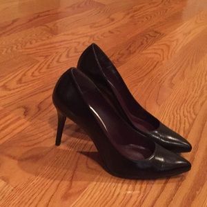 Stuart Weitzman black leather power pumps 10M
