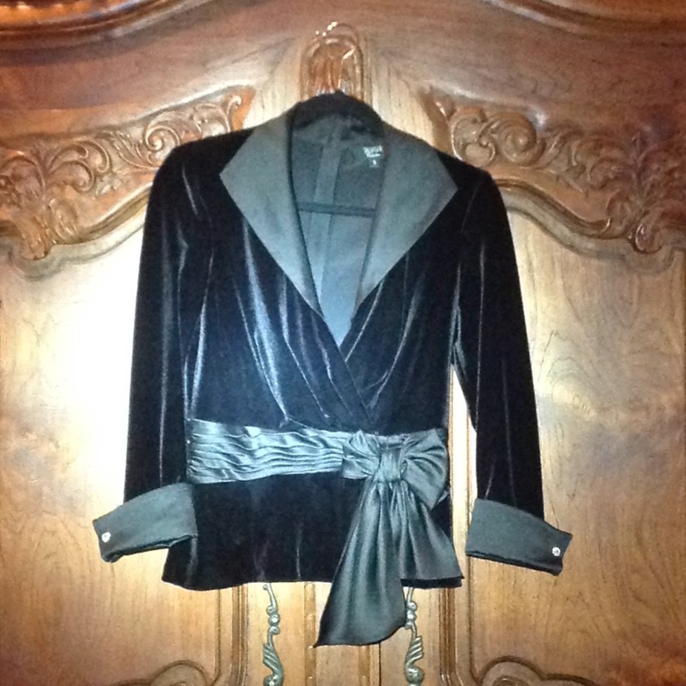 Tadashi Collection size small velvet blouse