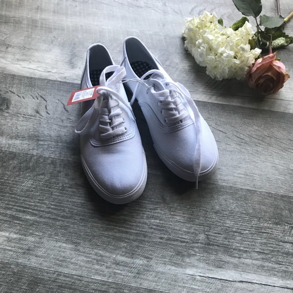 ➳ NWT White Shoe