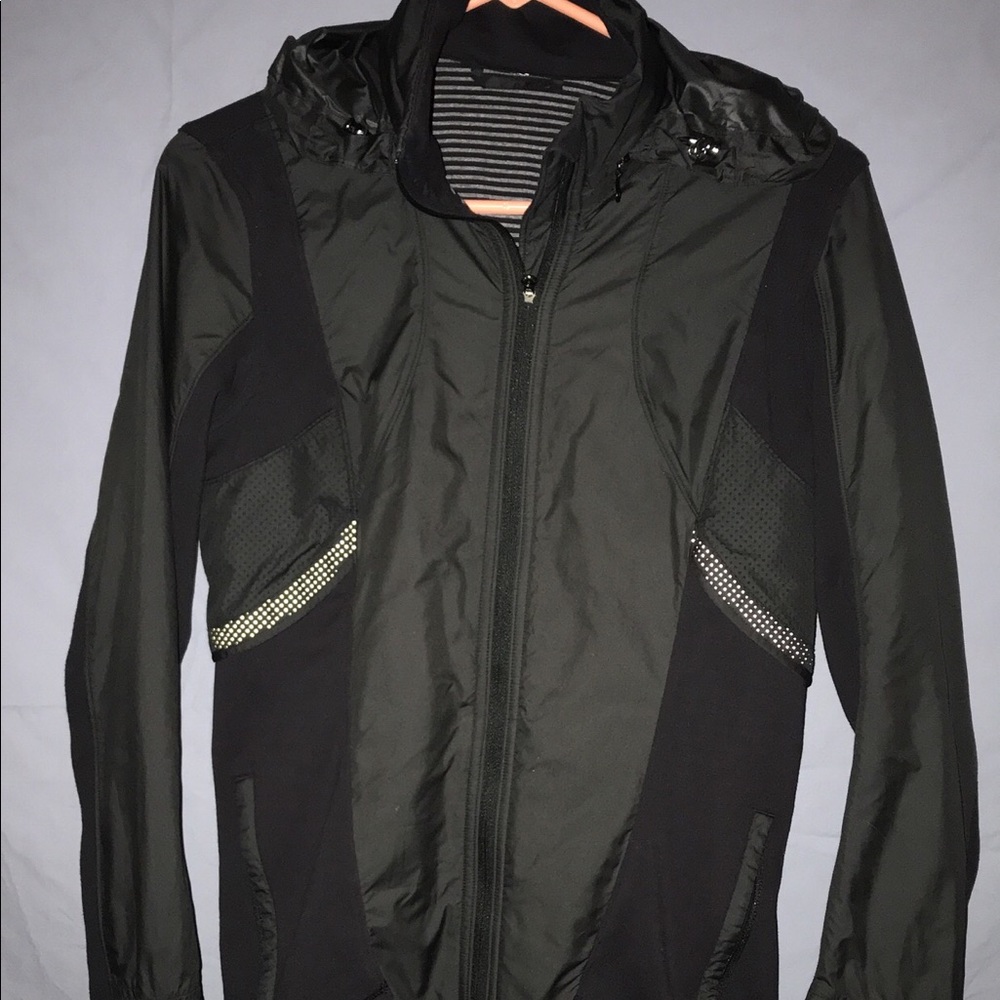 perfect condition BLACK LULULEMON JACKET