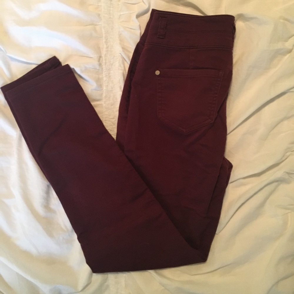 Burgundy/ maroon jeggings.