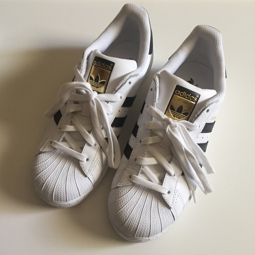 Women's adidas superstar sneaker 🖤