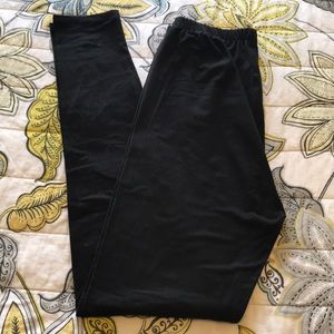 OS solid black Lularoe leggings.