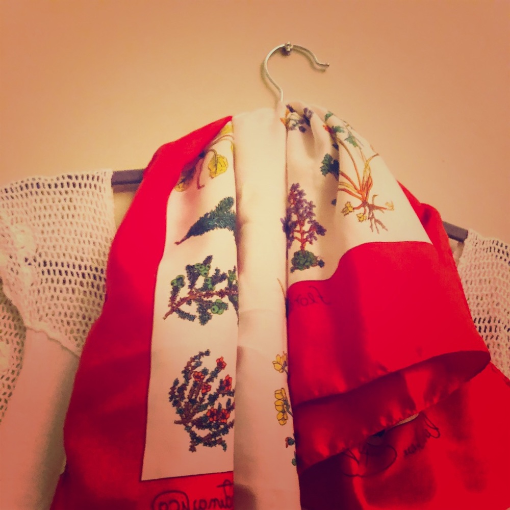 Red-white animated scarf