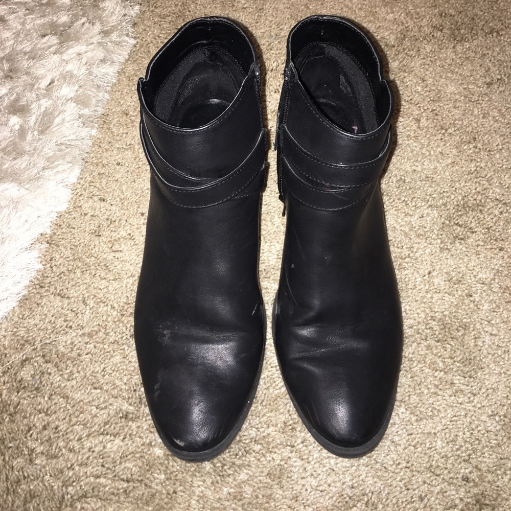 BLACK BOOTIES