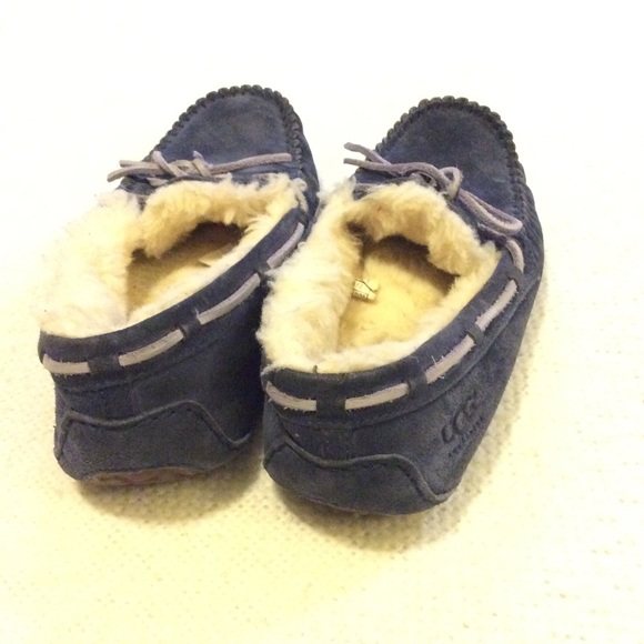 🌺 UGG Slip-on Shoes 🌺 - Picture 3 of 4