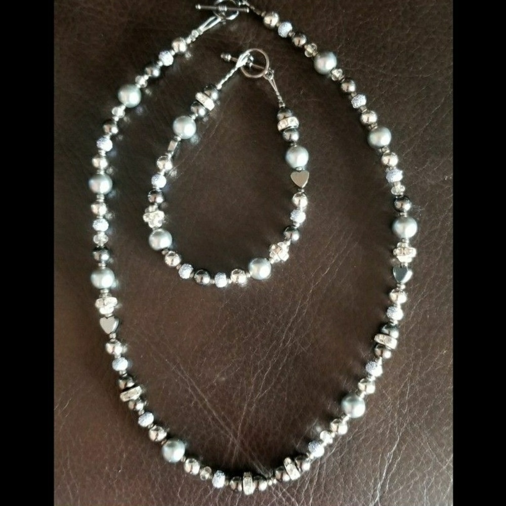Beaded necklace and bracelet set