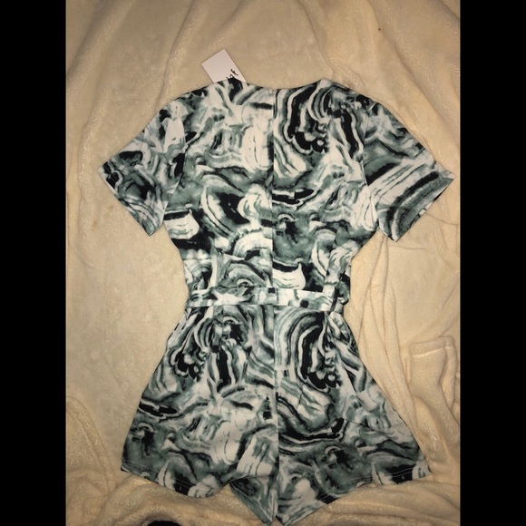 🆕 deep V neck romper🆕 - Picture 2 of 3