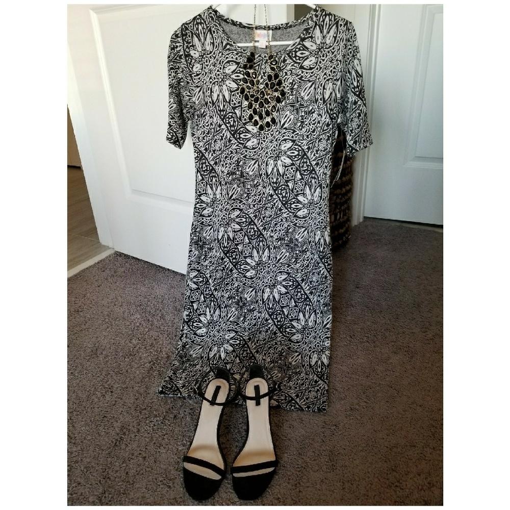 Lularoe Julia small with necklace