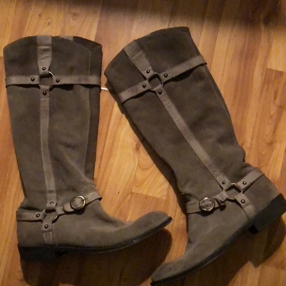 Beautiful suede beige knee boots.