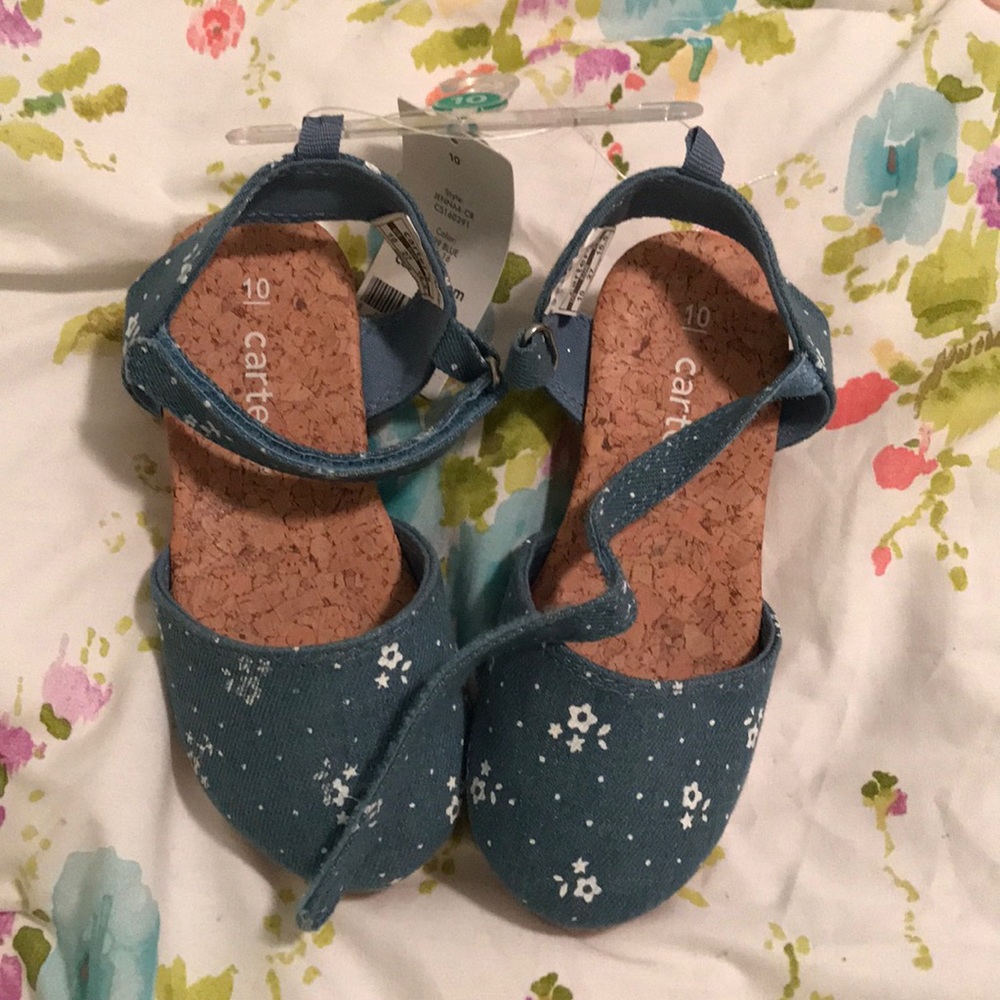BNWT Toddler Girl’s wedge Jean sandals!!