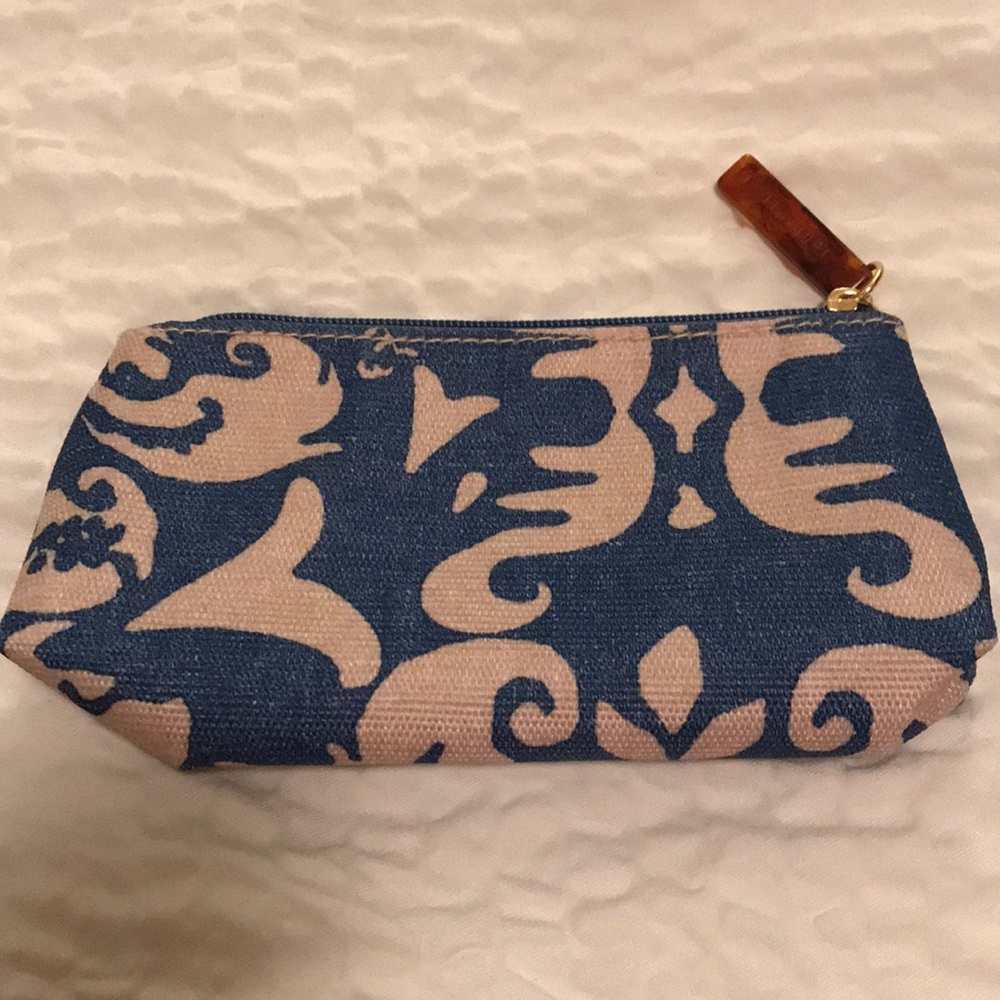 Estēe Lauder makeup bag