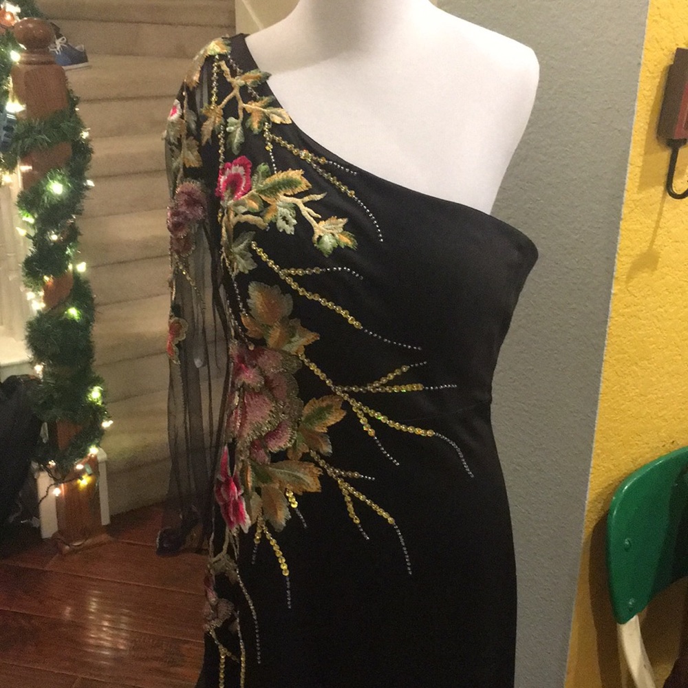 Bought overseas. Says size xl but fits us 6-8.