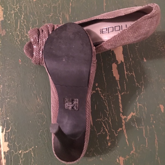 Size 7 Snake skin peep toe pumps, nude - Picture 3 of 3