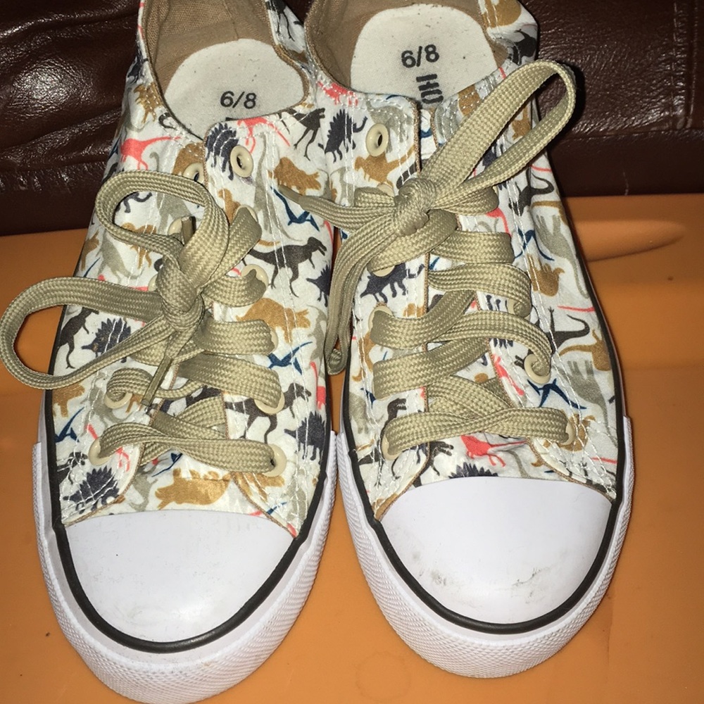 Dino converses
