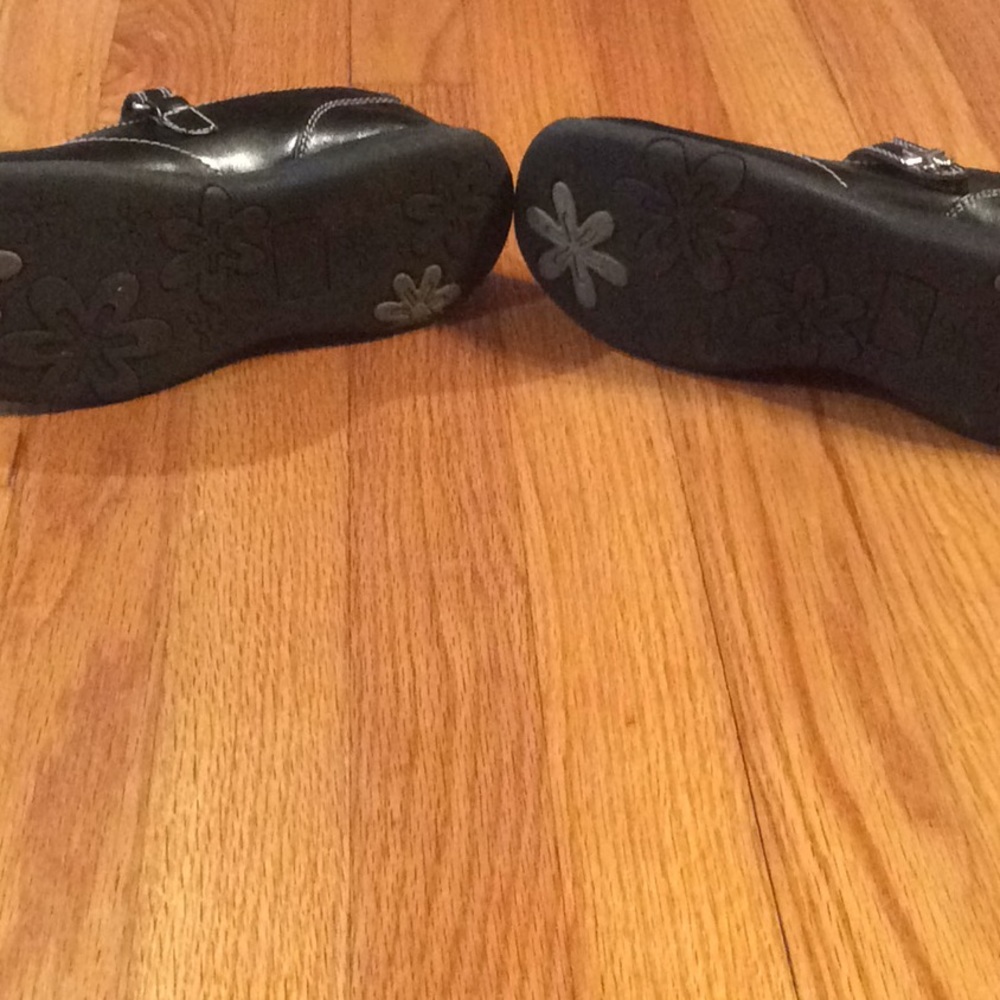 Shoes - Picture 2 of 4