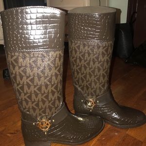 WOMENS MICHEAL KORS RAINBOOTS BROWN WITH “MK” SIGN