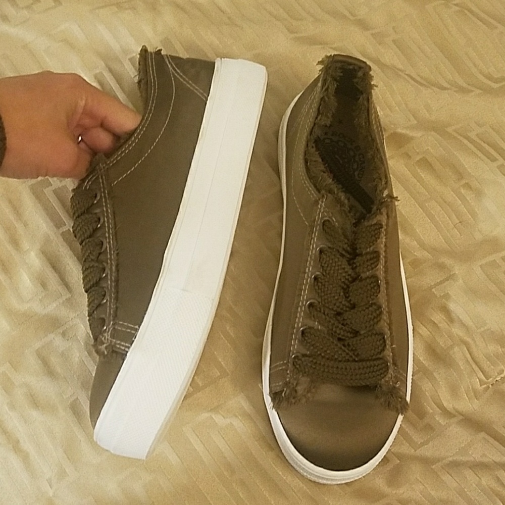 Tennis shoes