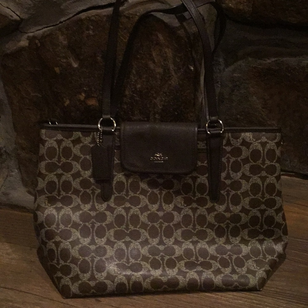 New coach tote used twice in amazing condition