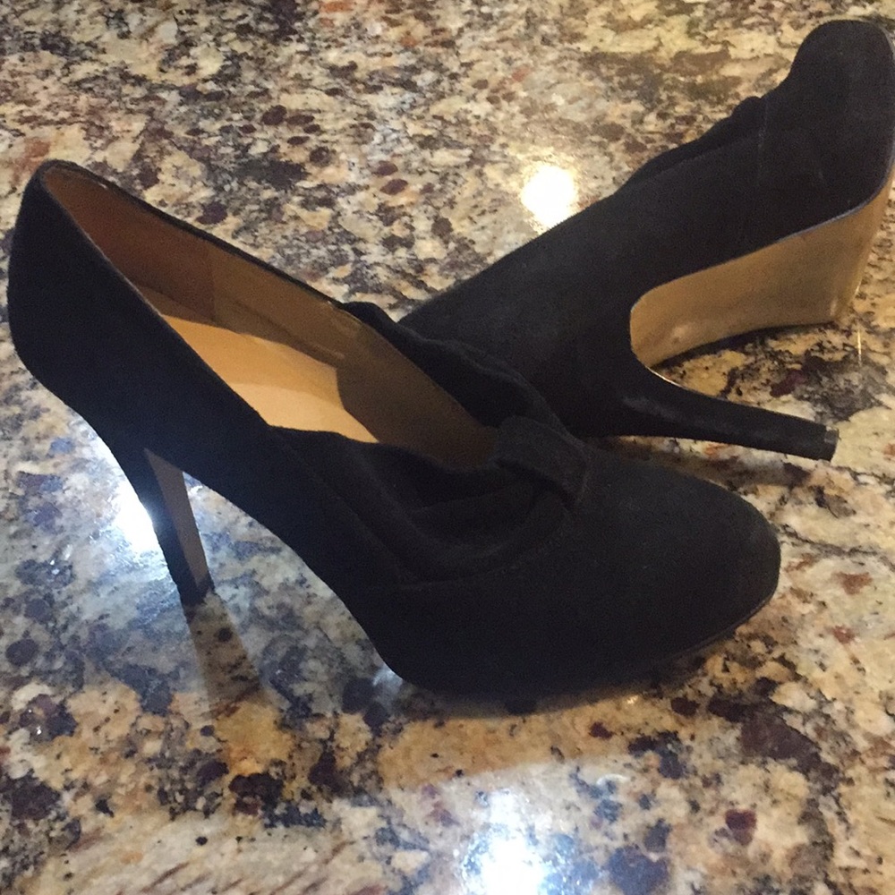 Nine West black suade booties w/bowe design