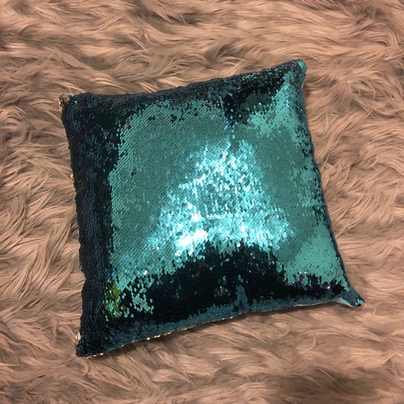 Sequin Changing Pillow - Picture 2 of 4