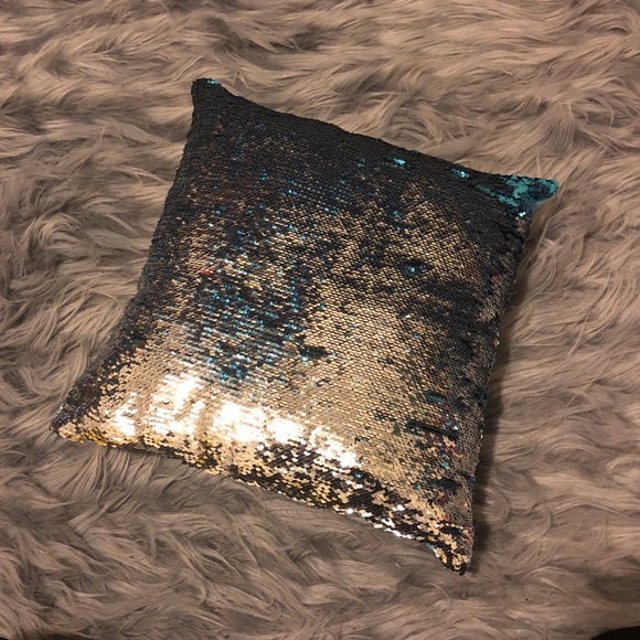 Sequin Changing Pillow - Picture 4 of 4