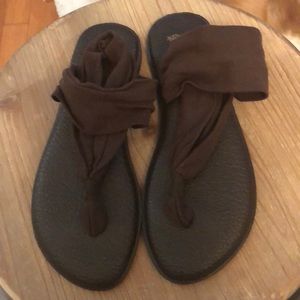Sanuck Brown Barely Worn Flip Flops