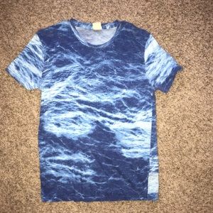 tee w/ all over wave print