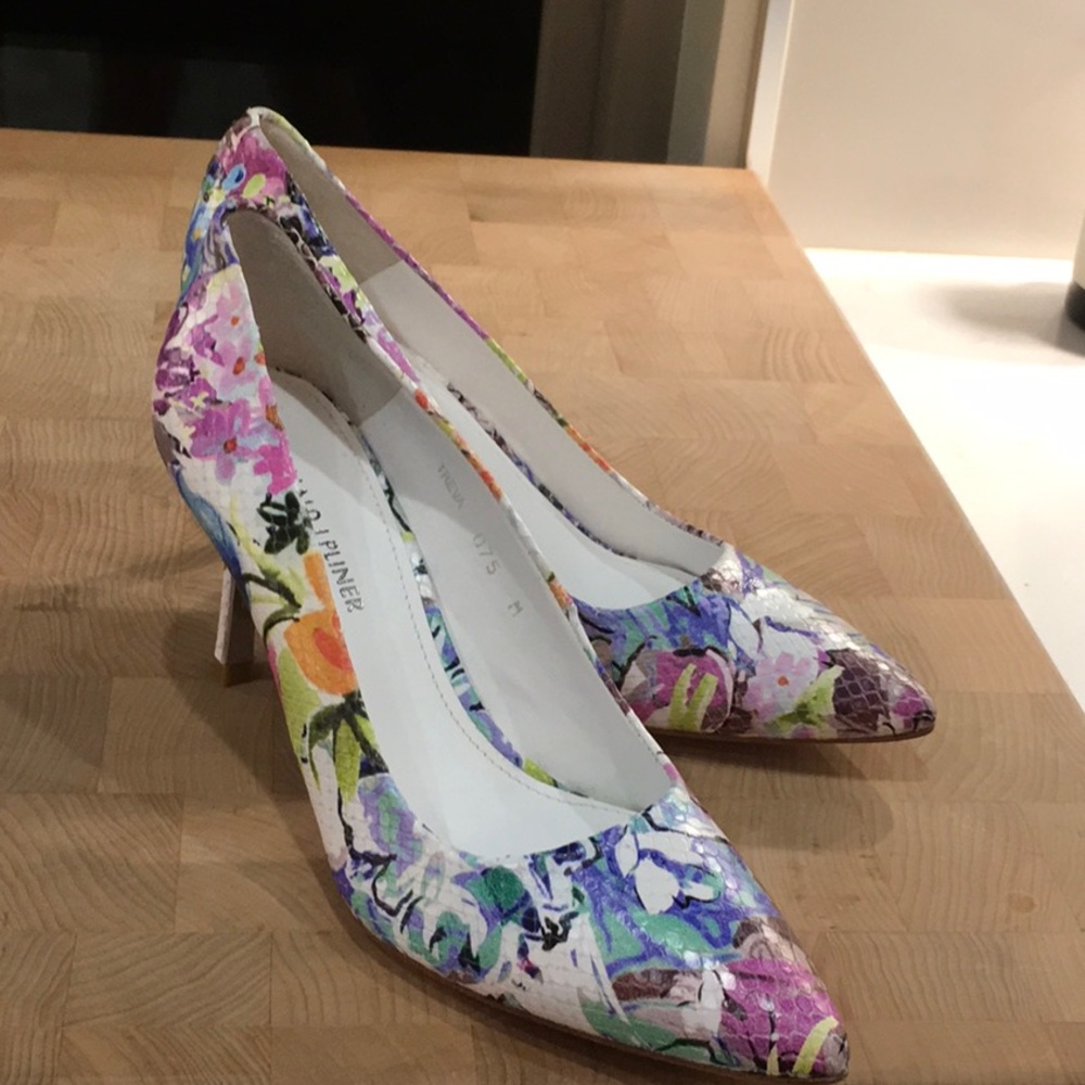 NWOT Donald J Pliner Treva Floral Pumps size 7.5